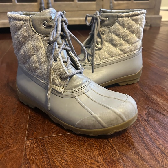 Sperry boots waterproof saltwater Girls size 5/woman's 7. Good for rain/snow - Picture 2 of 5
